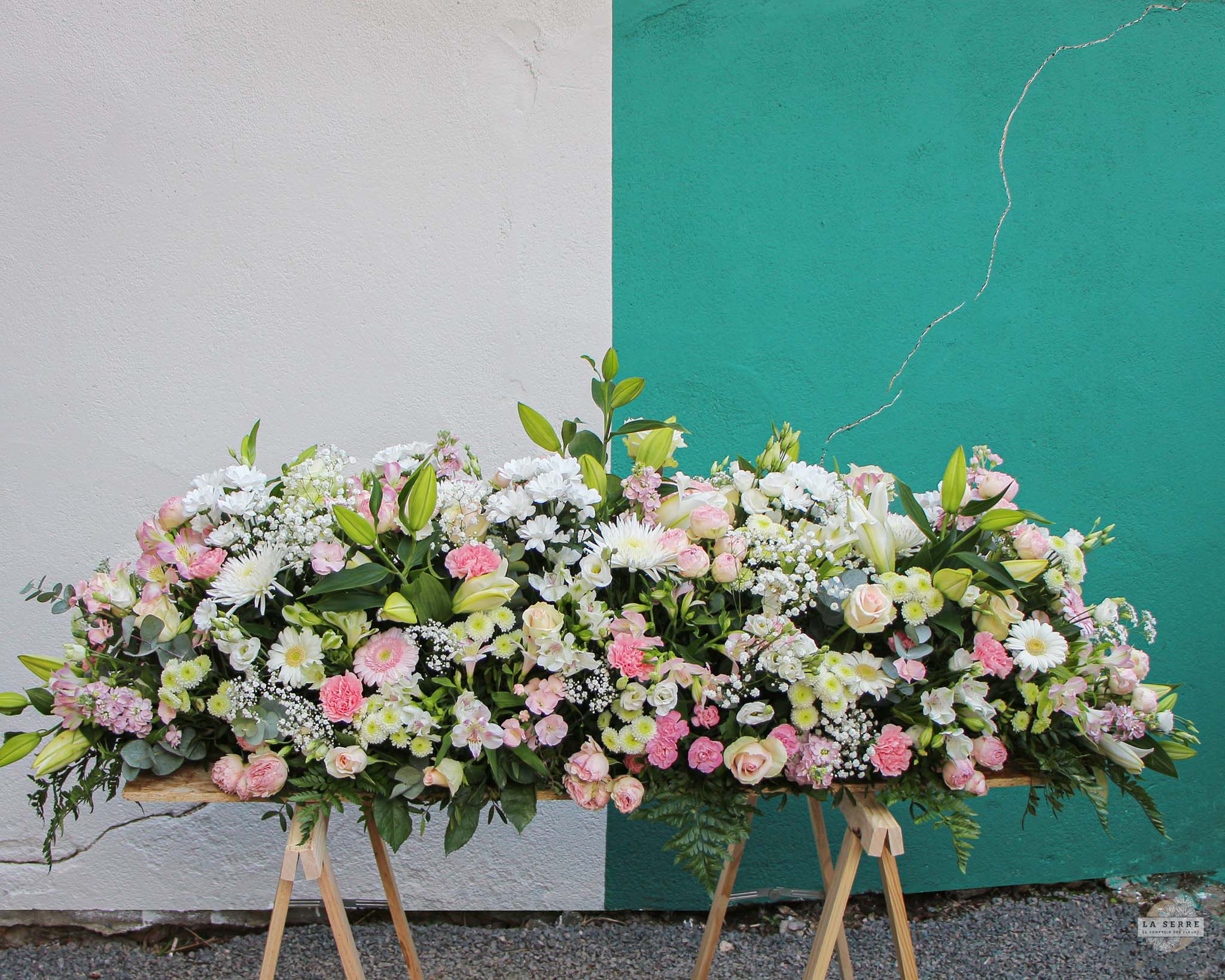 Gerbe de  fleurs pour des obsèques. Livraison rapide à Nantes et sa périphérie. LA SERRE fleuriste Nantes