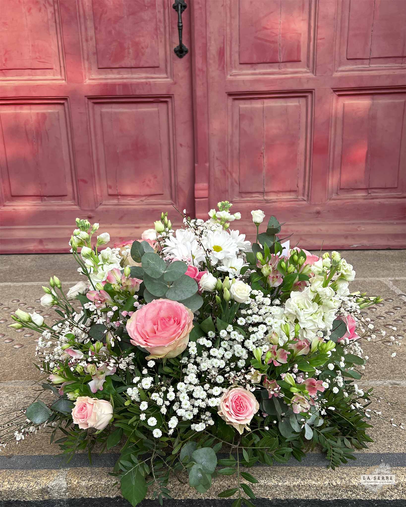 Coussin de fleurs pour un dernier hommage. Livraison rapide à Nantes et sa périphérie. LA SERRE fleuriste Nantes