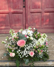 Charger l&#39;image dans la galerie, Coussin de fleurs pour un dernier hommage. Livraison rapide à Nantes et sa périphérie. LA SERRE fleuriste Nantes
