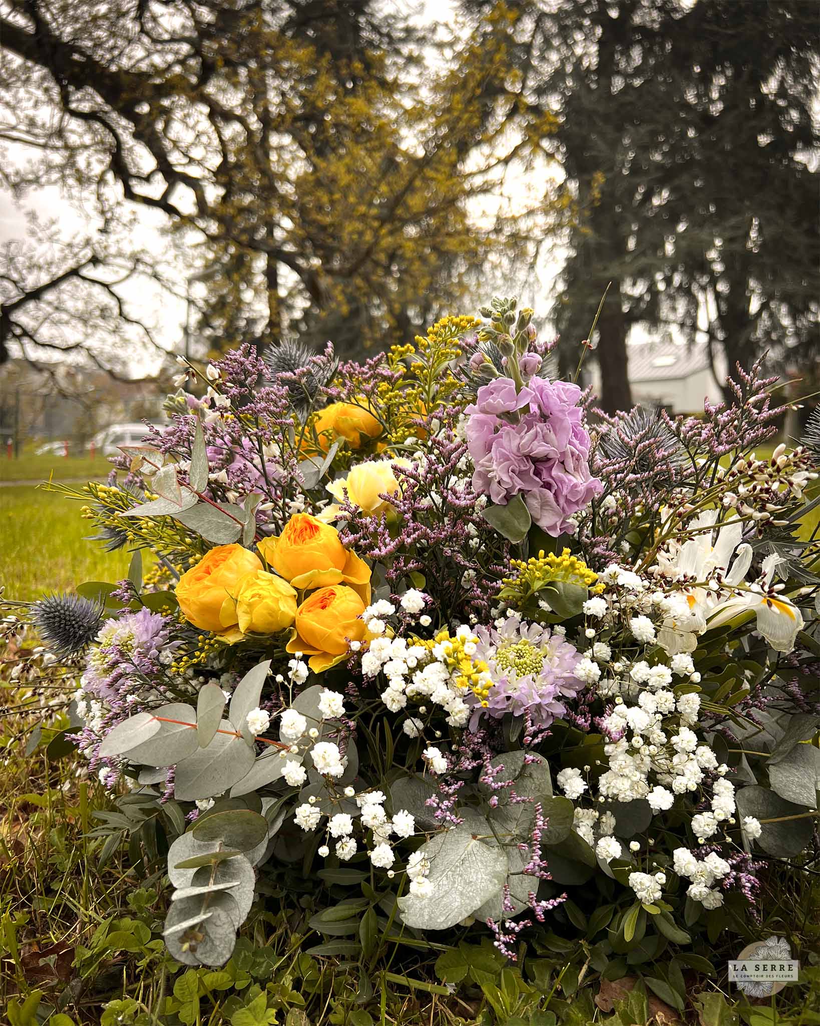 Coussin de fleurs pour des obsèques. Livraison rapide à Nantes et sa périphérie. LA SERRE fleuriste Nantes