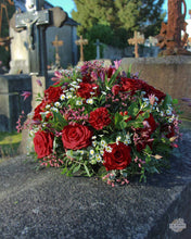 Charger l&#39;image dans la galerie, Coussin de fleurs pour enterrement. Livraison rapide à Nantes et sa périphérie. LA SERRE fleuriste Nantes
