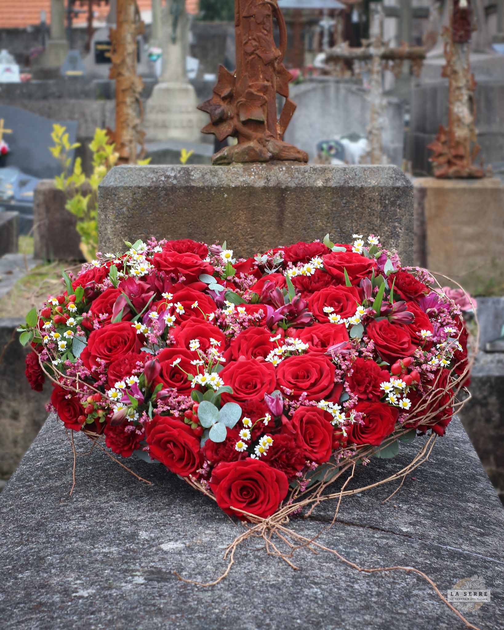 Coussin coeur deuil. Composition florale pour un enterrement. Livraison rapide à Nantes et sa périphérie. LA SERRE fleuriste Nantes