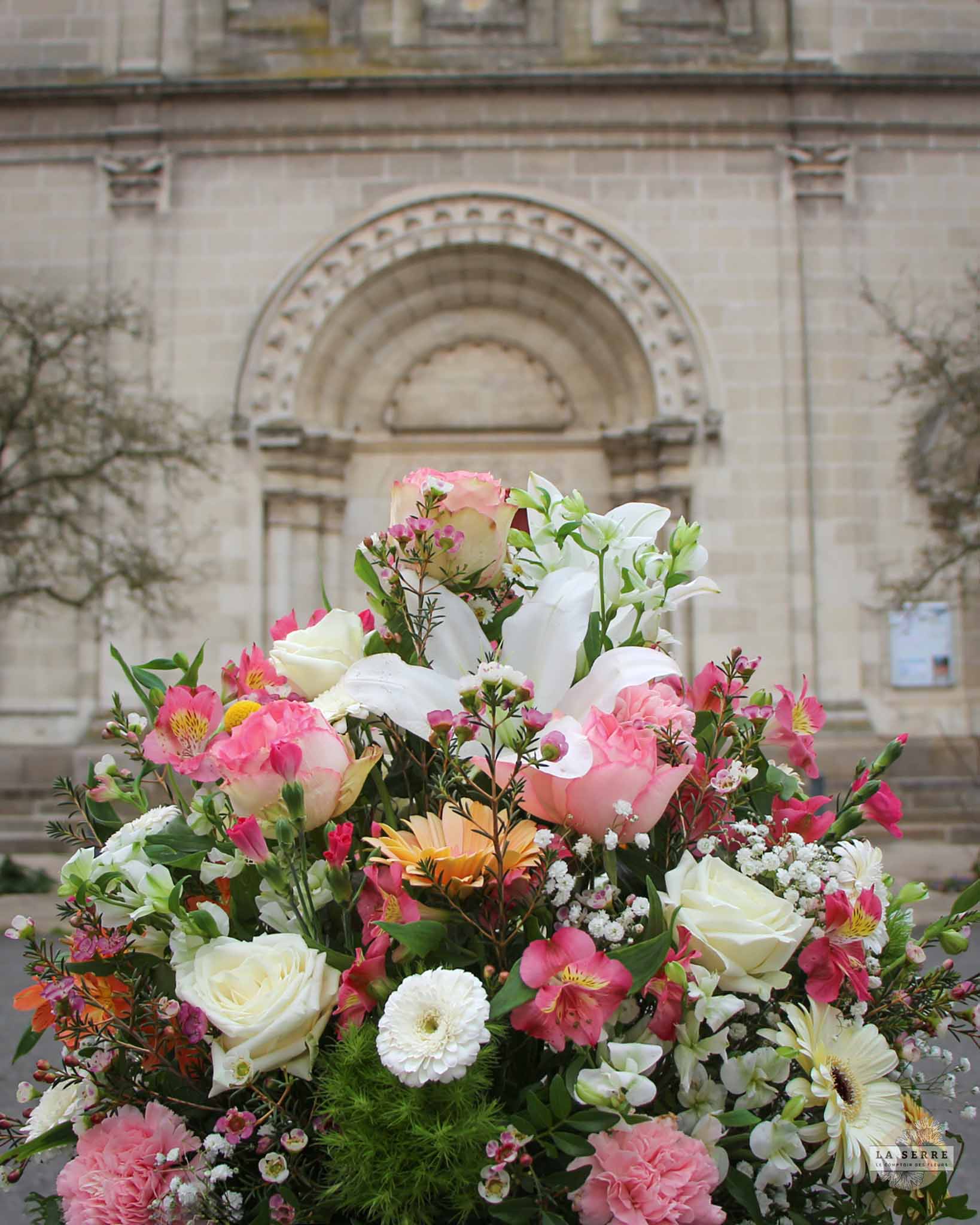 Composition florale pour un deuil.Coussin conique - Livraison rapide à Nantes et sa périphérie. LA SERRE fleuriste Nantes