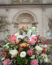 Charger l&#39;image dans la galerie, Composition florale pour un deuil.Coussin conique - Livraison rapide à Nantes et sa périphérie. LA SERRE fleuriste Nantes
