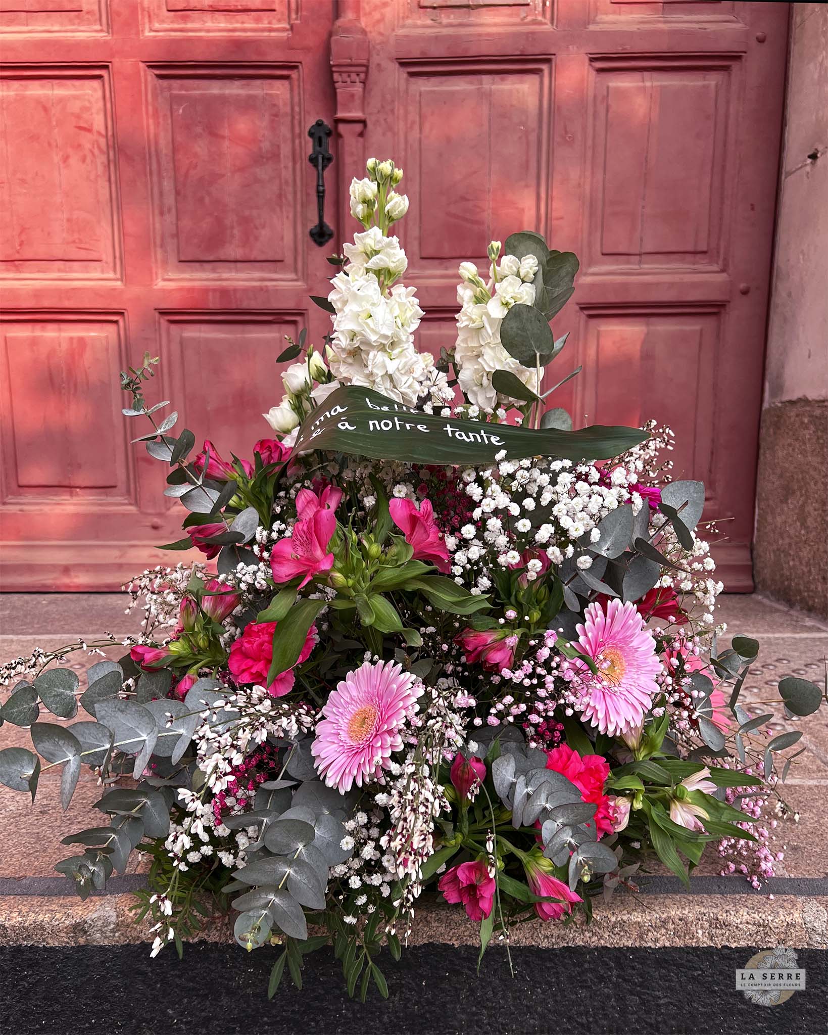 Composition florale pour un  enterrement.Coussin conique - Livraison rapide à Nantes et sa périphérie. LA SERRE fleuriste Nantes