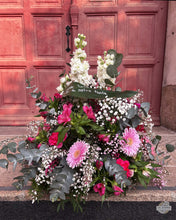 Charger l&#39;image dans la galerie, Composition florale pour un  enterrement.Coussin conique - Livraison rapide à Nantes et sa périphérie. LA SERRE fleuriste Nantes
